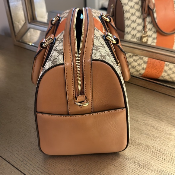 Michael Kors burnt orange and monogram handbag with shoulder strap! - Picture 4 of 9